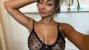 Elizabeth Anorue Nude ♡ aka llleasy Leaked – 1 GB MEGA LINK (BEST WAY) a woman taking a selfie